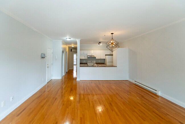 Building Photo - 4609 Rue De Chambly