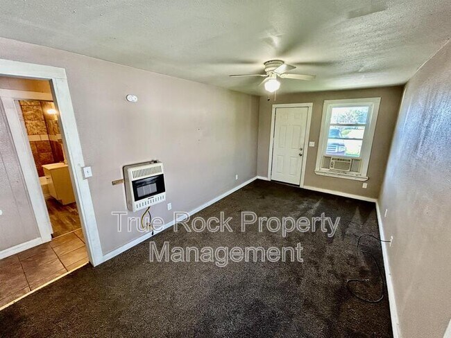 Foto del edificio - 204 E 2nd