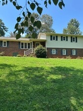 Building Photo - 302 Ridgewood St