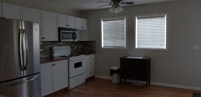 Photo du bâtiment - 3 Bed 2.5 Bath Unit in Red Deer, AB