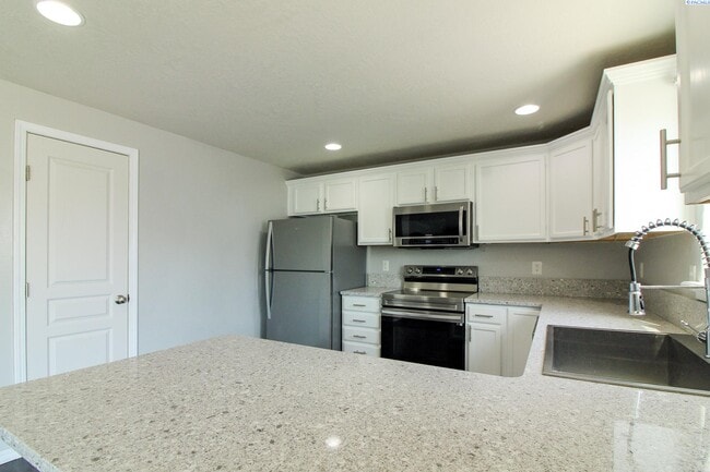 Building Photo - 4 bedroom, 2 1/2 bath home in Pasco