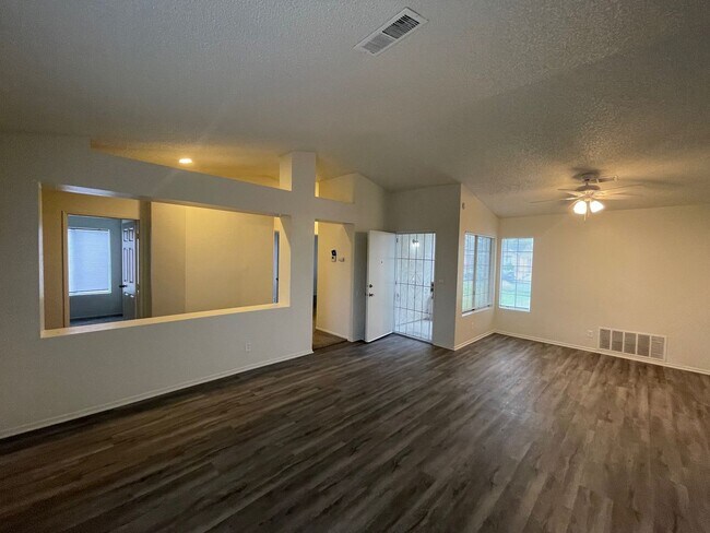 Foto del edificio - NEWLY RENOVATED!  4+2 HOUSE