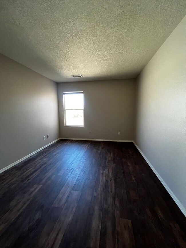 Foto del edificio - Beautiful 3 bedroom 2 bathroom home.
