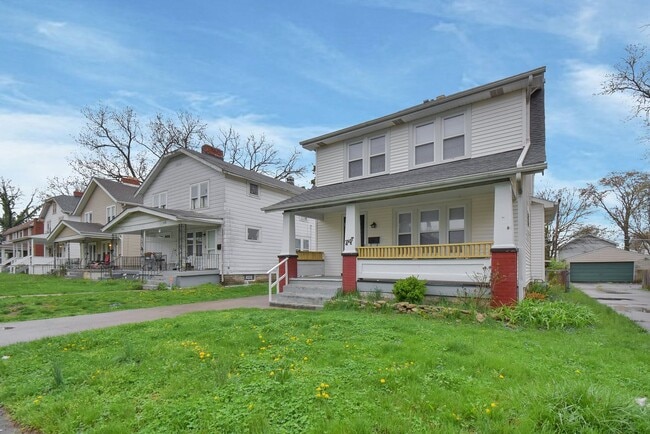 Building Photo - Stylishly Renovated 4 Bed, 2 Bath Single-F...