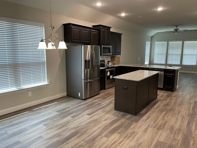 Foto del edificio - Spacious 4BR and 3 full bath big backyard ...