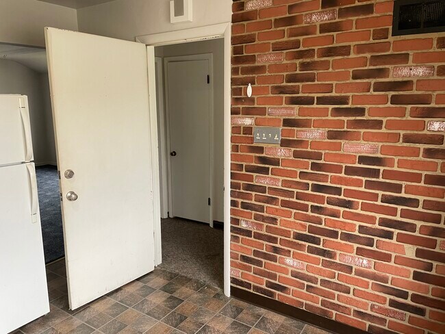 Building Photo - 2 Bedroom Upper Duplex