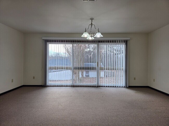 Foto del edificio - Quiet country rancher on large, secluded lot right at Route 1 and 288