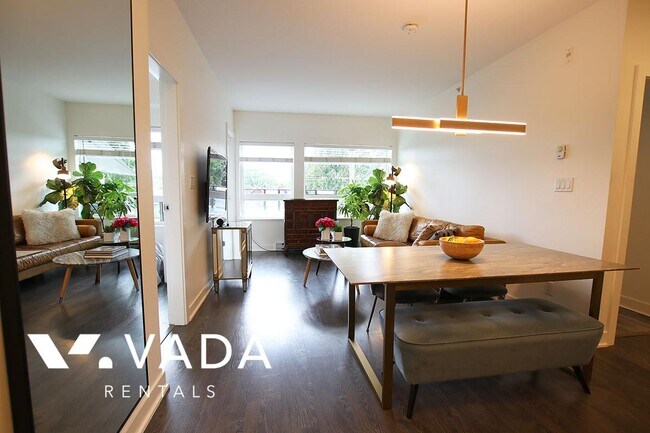 Photo du bâtiment - Kits West Furnished 2 Bed Apartment Rental...