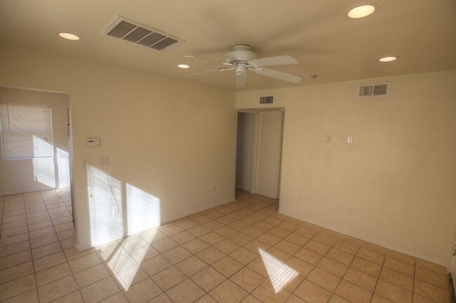 Building Photo - 805 N Swan Rd