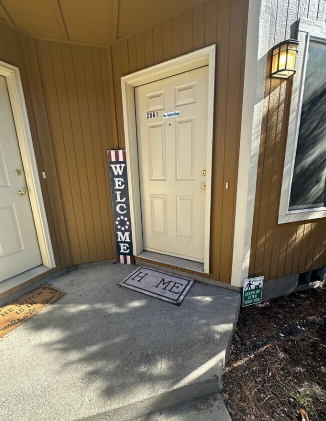 Building Photo - 2 Bed/1.5 Bath Unit in Triplex with Single...