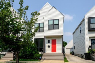 Building Photo - 4412 W Waveland Ave