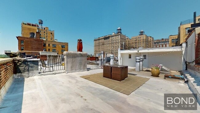 Building Photo - 325 W 88th St