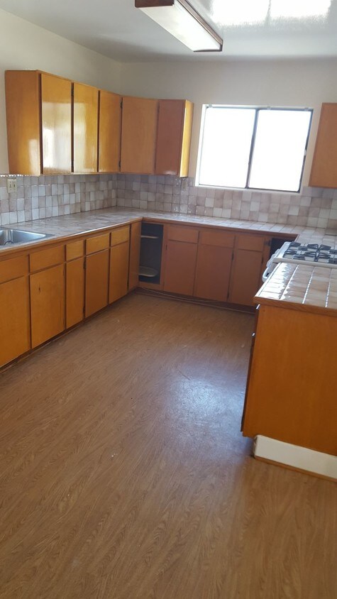 kitchen - 6028 Ernest Ave