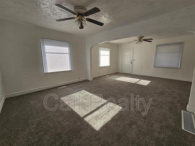 Foto del edificio - 2721 E Rowan Ave