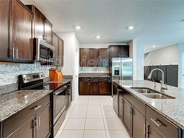 Building Photo - 413 Royal Empress Dr