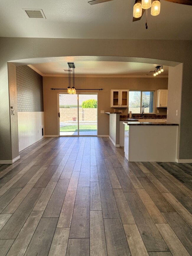 Building Photo - Adorable 3 Bedroom - 2 Bath - 2 Car Garage in Quailwood