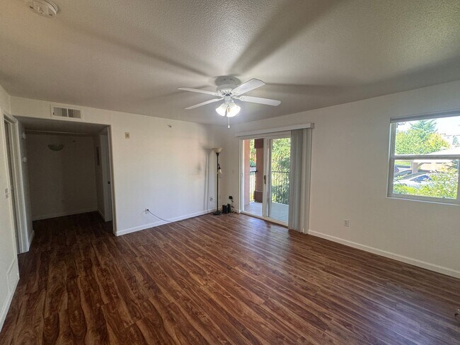Foto del edificio - 6850 Sharlands Ave.