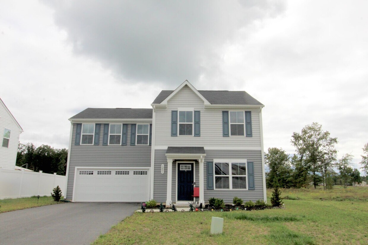 Foto principal - 4 Bed, 2.5 Bath Home for Rent with Attache...