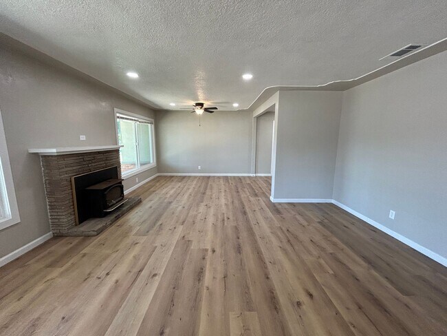 Building Photo - 1404 Grape Ave