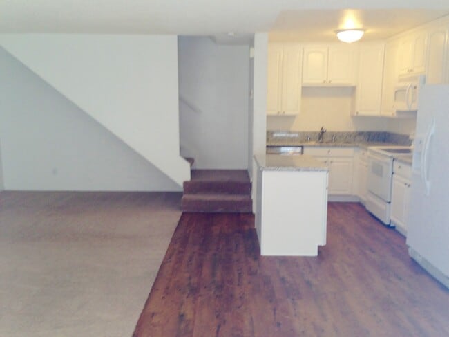 Kitchen with island prep area - 10460 Caminito Sulmona