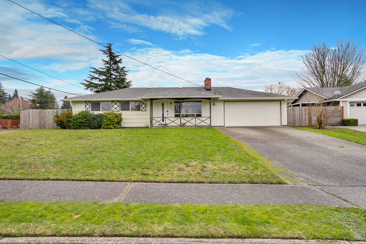 Foto principal - Updated Kitchen w/Private Fenced Backyard