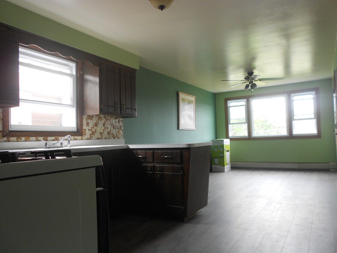 kitchen - 5954 S Kolmar Ave