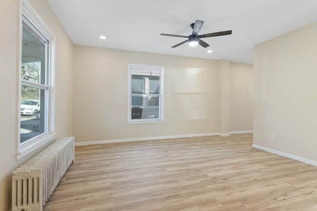 Building Photo - 5 Bedroom Single Family in Brunswick