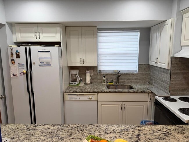 Building Photo - 701 Lori Dr