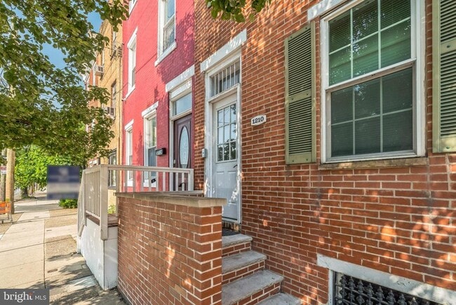 Building Photo - 1210 S 11th St