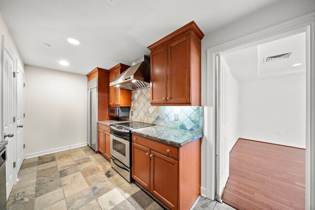 Building Photo - 914 Main St