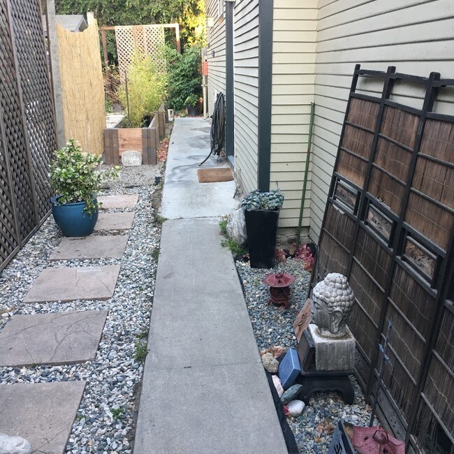 Building Photo - 906 Gladys Ave