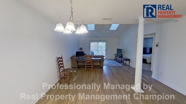 Photo - Upper Level Condo in Holton Place w/Community Pool