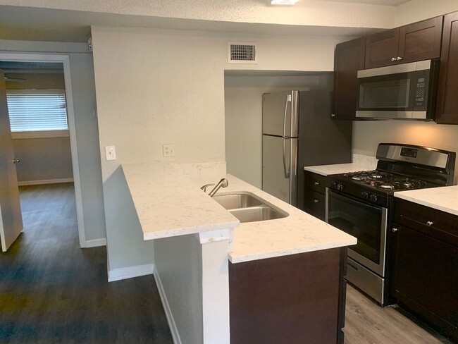 Foto del edificio - 1bed/1bath Condo in Travis Heights