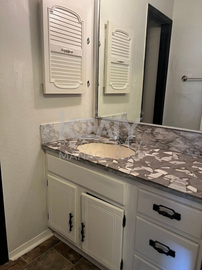 Foto del edificio - 3 Bedroom, 1.5 Bathroom Townhouse Now Avai...