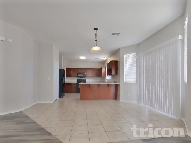 Foto del edificio - 715 N Redwood Ln