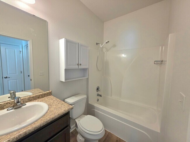Foto del edificio - Spacious 2-Bedroom Duplex