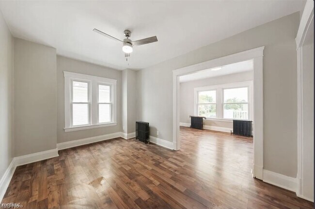 Foto del edificio - 2 br, 1 bath Triplex - 1235 Donald Avenue ...