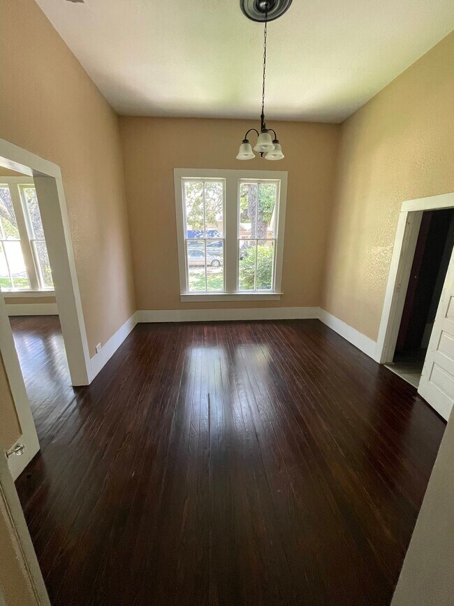 Comedor - 704 S Anglin St