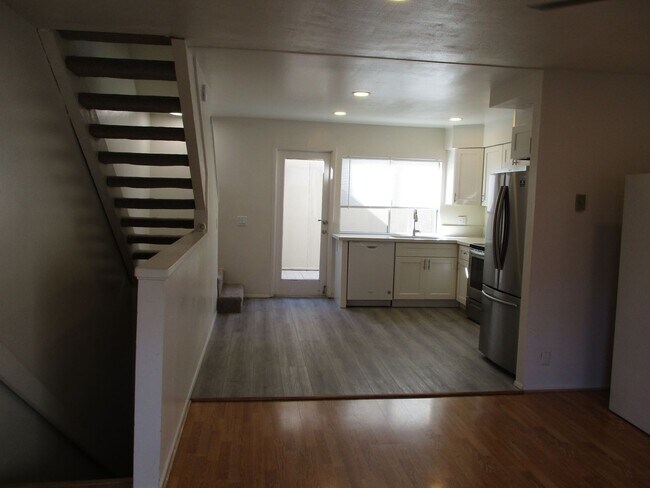 Foto del edificio - Woodlands in La Jolla  2 bedroom 1 bath to...
