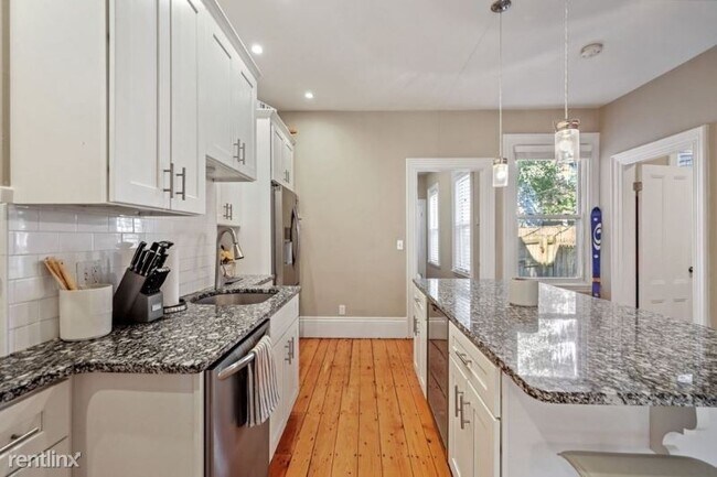 Building Photo - 1 br, 1 bath Condo - 411 Main St. 1 Unit 1