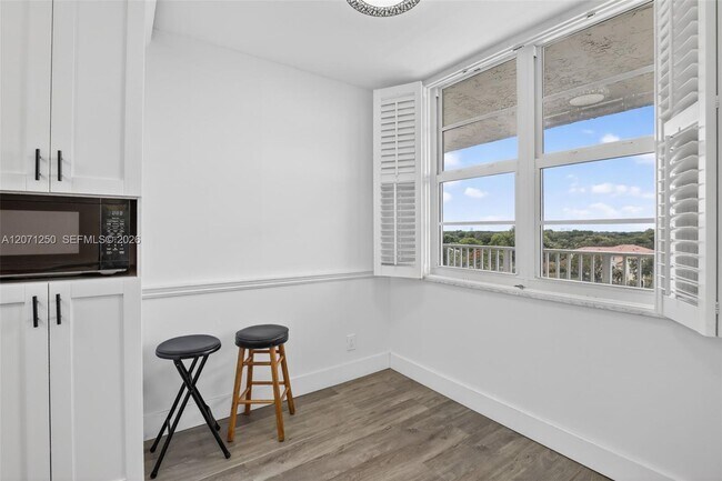 Building Photo - 250 Jacaranda Dr