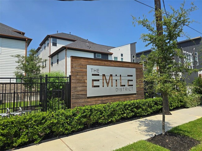 Building Photo - 611 Emile St