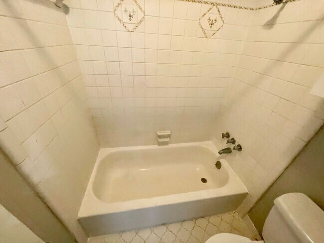 Building Photo - 3 Bed/2 Bath Available for Rent in Madison!