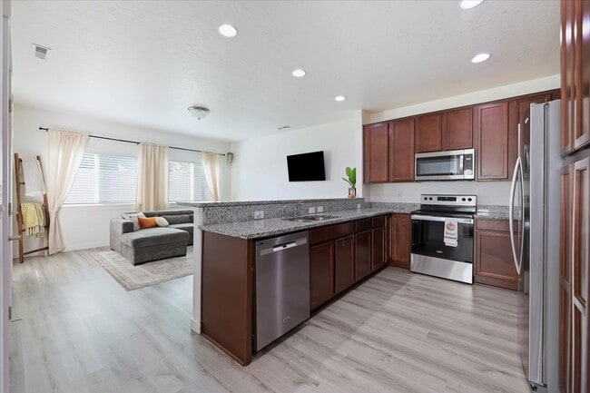 Foto del edificio - 5720 Cherry Ln