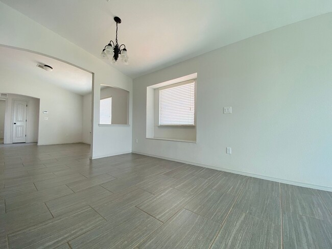 Building Photo - East El Paso 4 bed Refirg A/C