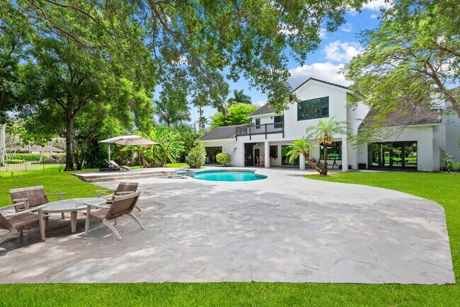 Foto del edificio - 18425 Long Lake Dr