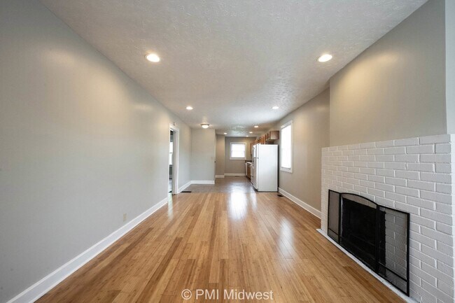 Foto del edificio - Charming 2-Bedroom Home with Hardwood Floo...