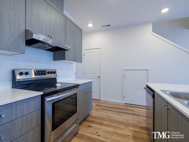 Building Photo - Come Fall Into your New 3 Bedroom Townhome...