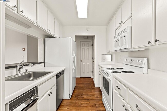 Foto del edificio - Nor Cal Realty Inc, 3BD 2 BTH condo ***Mes...