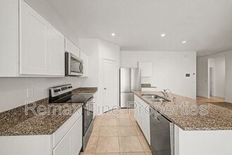 Building Photo - 1566 E Fletcher Dr